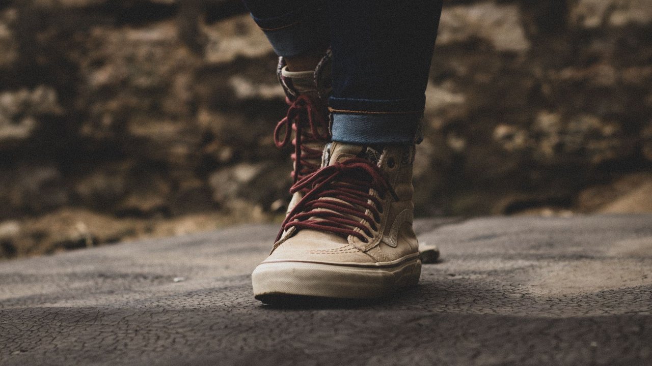 Douleur sous le talon : adapter marche, course et chaussures avec prudence