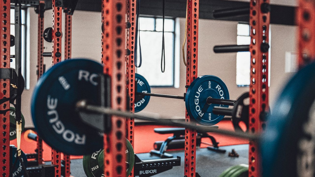 Hack squat : technique, muscles travaillés et variantes plus accessibles