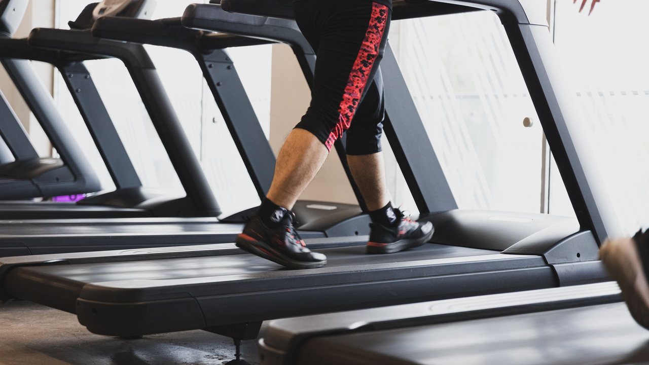 Programme tapis de course pour perdre du poids : progresser sans s’épuiser