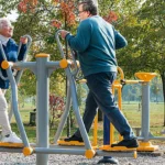 Seniors sur des équipements de fitness en plein air