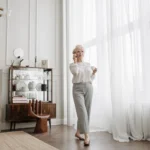 Senior au téléphone dans son logement